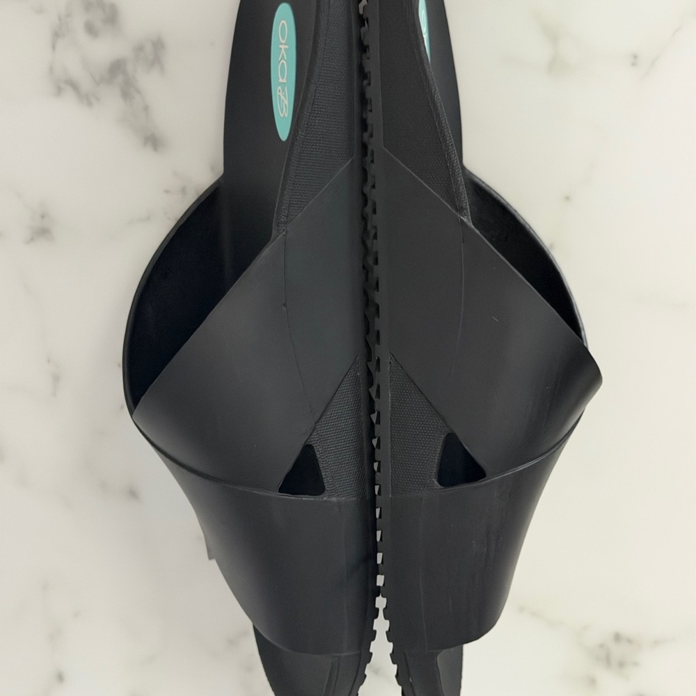 🔥 NEW Maxwell Licorice Unisex USA M Black Sandals